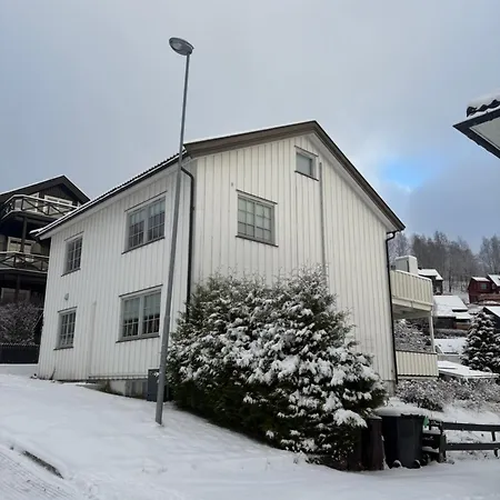 Sjarmerende I Tomannsbolig Apartamento *